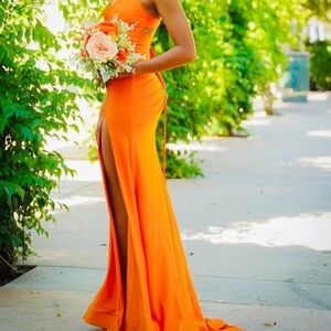 Katia gown
$300 
Size: XS
Atria Couture